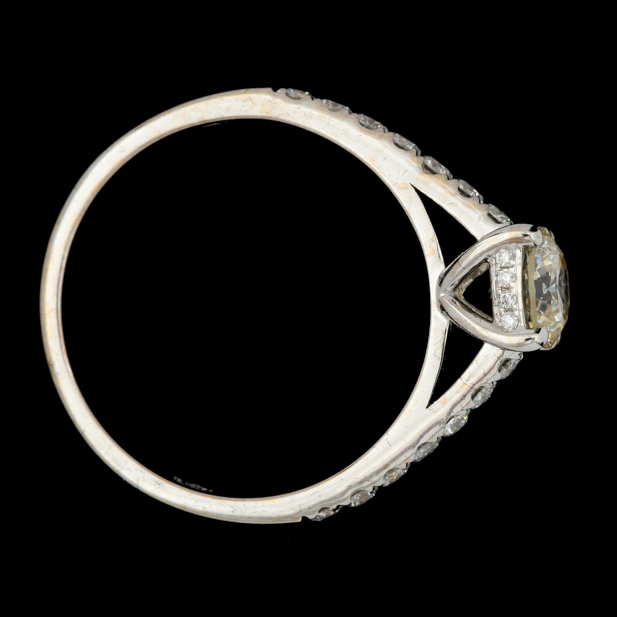 RING, 18k vitguld med briljantslipade diamanter ca0,68ct+ tot0,31ct. Vikt 3,3g.