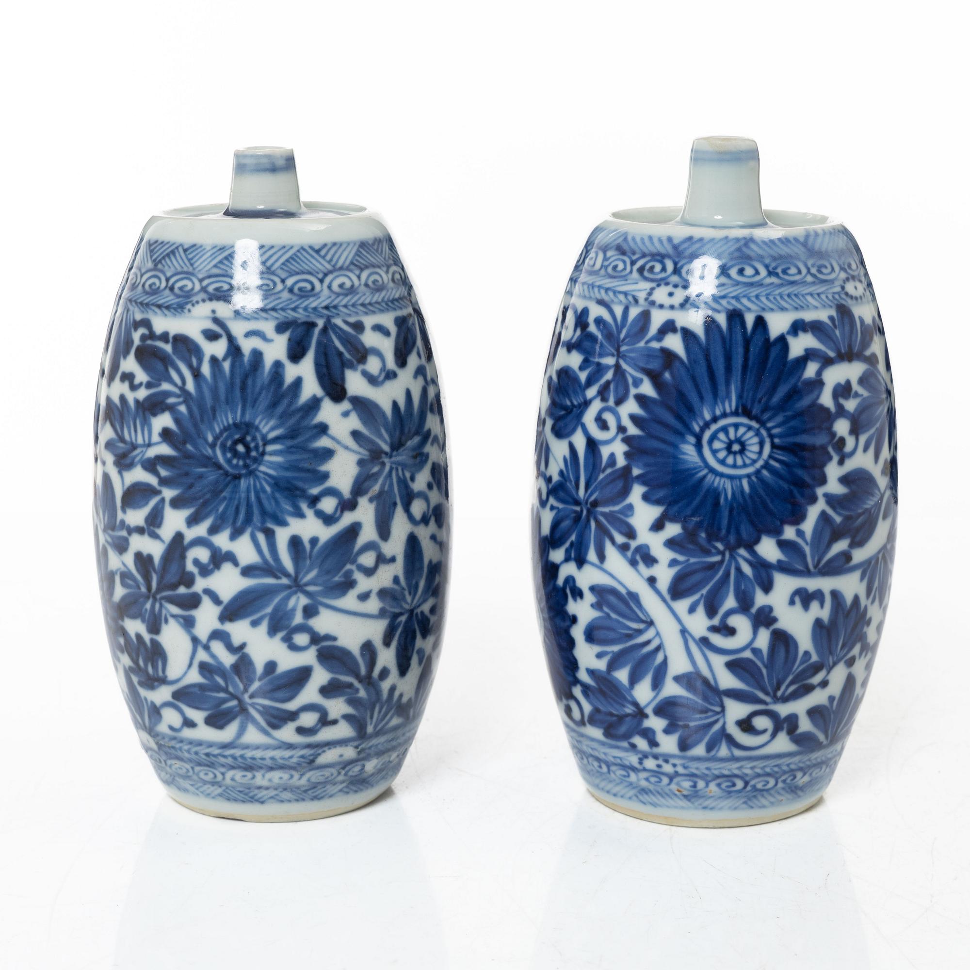 A pair of blue and white 'Genever' bottles, Qing dynasty, Kangxi (1662-1722).