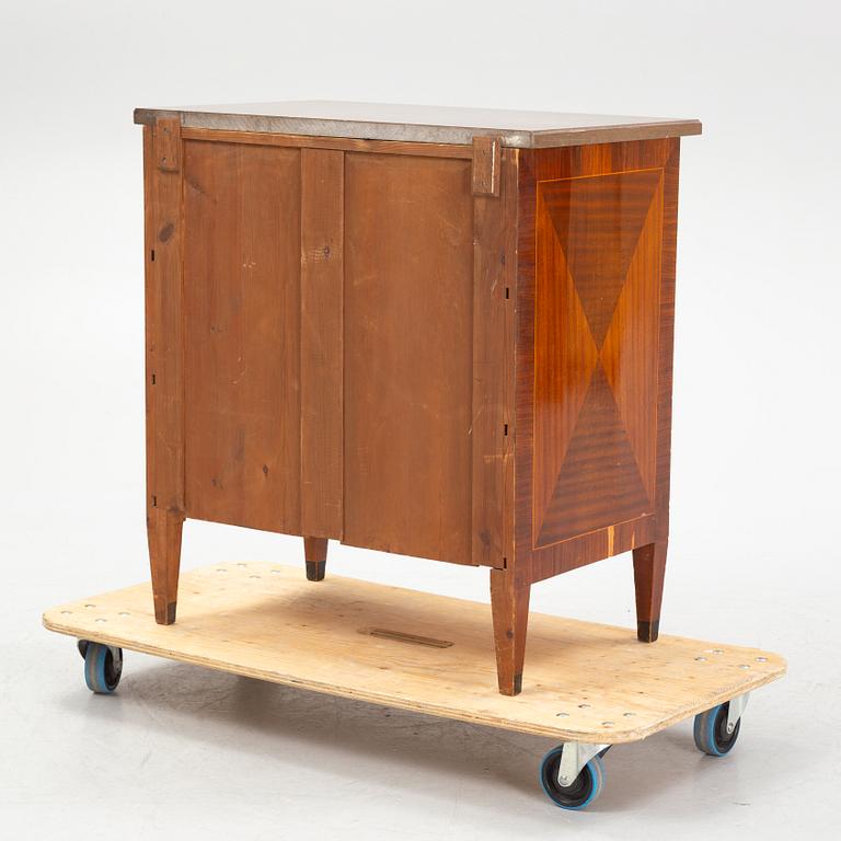 Chest of drawers, Gustavian style, first half of the 20th century.