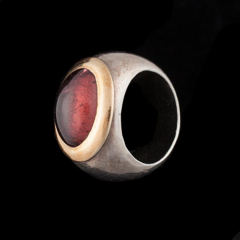RING, violett turmalin, silver och guld, ostämplad. Vikt ca 30 g.