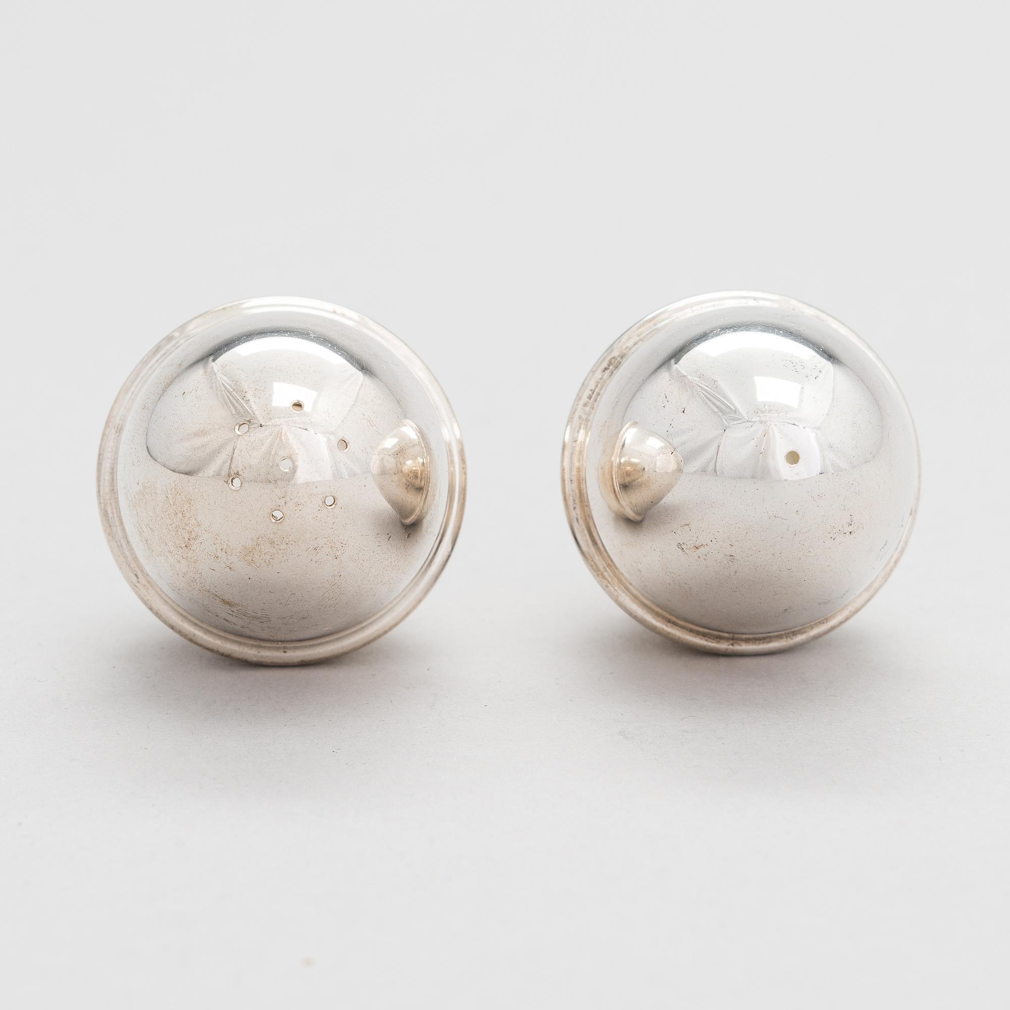 Pekka Piekäinen, A pair of salt and pepper casters made of sterling silver. Platinoro, Turku.
