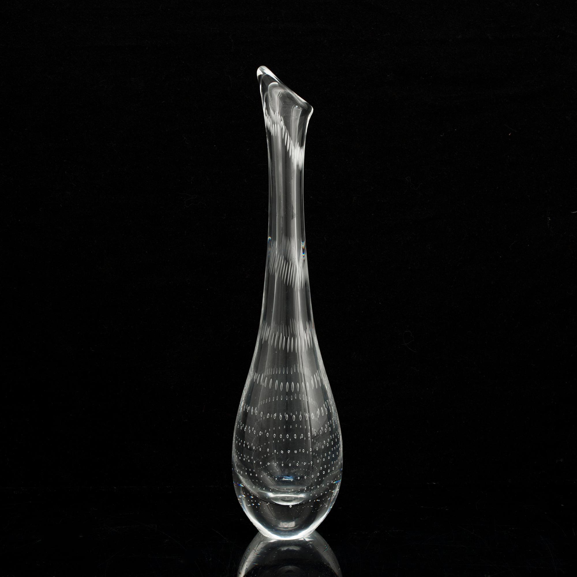 A Vicke Lindstrand glass vase signerad Kosta LH 1011, 1950s.