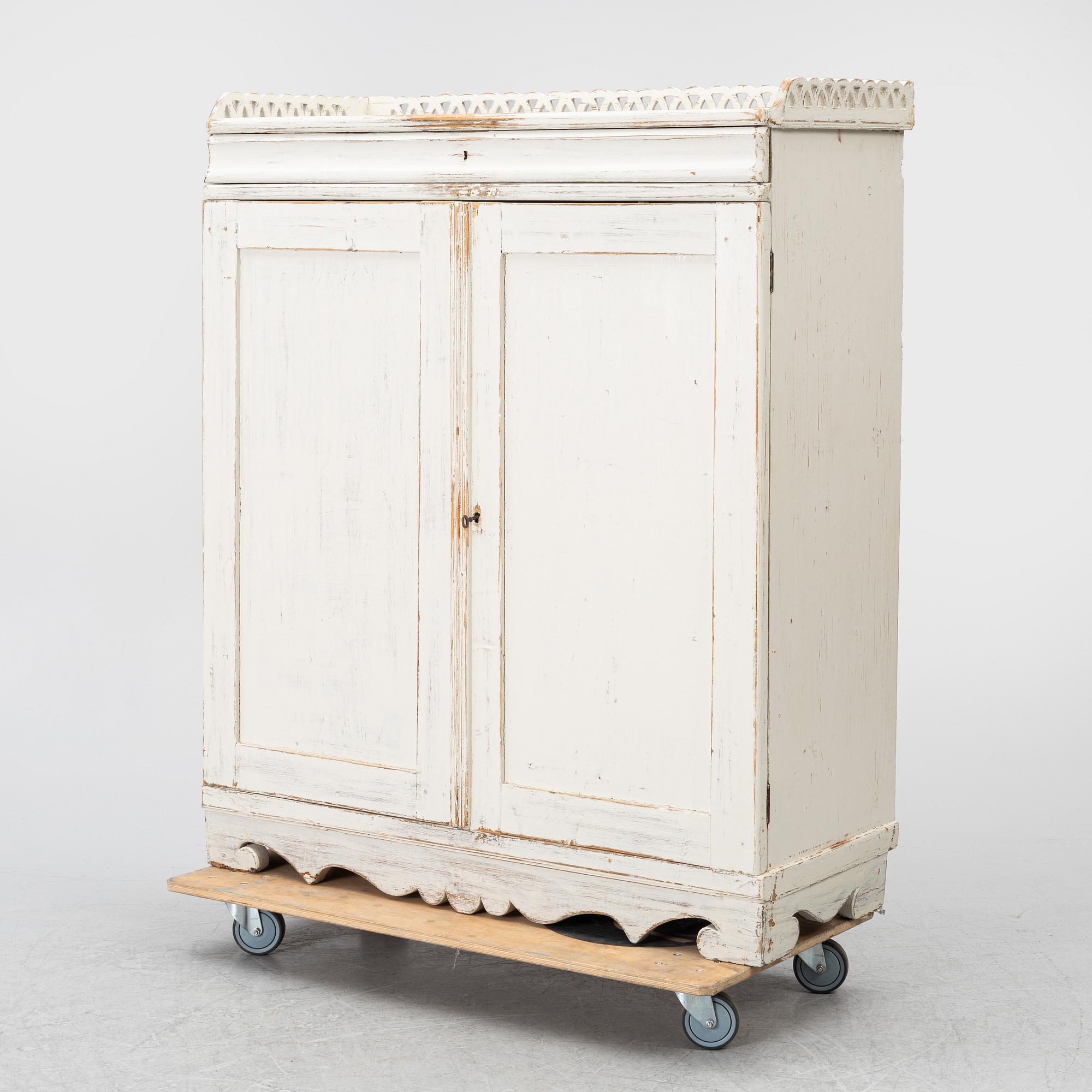 A cabinet, 19th century.