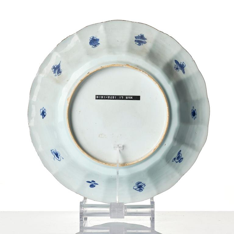 A blue and white 'fish' dish, Qing dynasty, Kangxi (1662-1722).