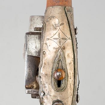 SNAPPLÅSPISTOL, Kaukasisk samt KARTUSCHVÄSKA, 1800-tal.