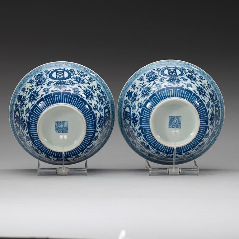 A pair of blue and white bowls, Republic (1912-49) with Qianlongs sealmark.