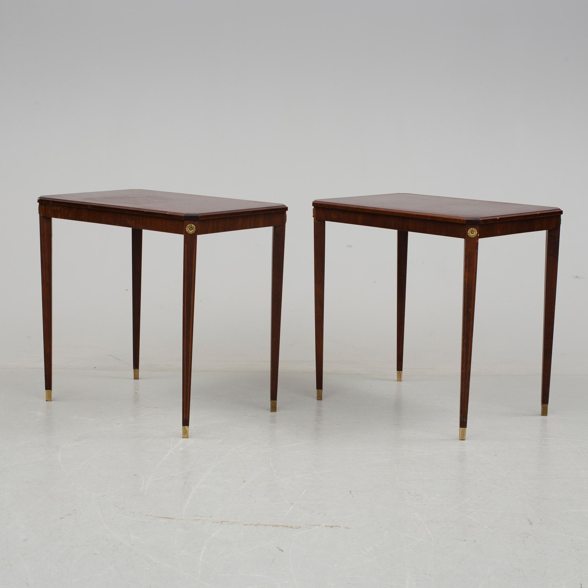 SIDOBORD, 2 st. Gustaviansk stil, 1900-talets mitt.