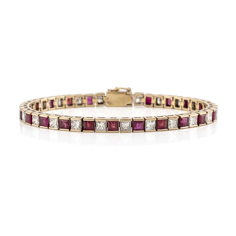 A bracelet in 18K white gold with rubies and princess-cut diamonds.
