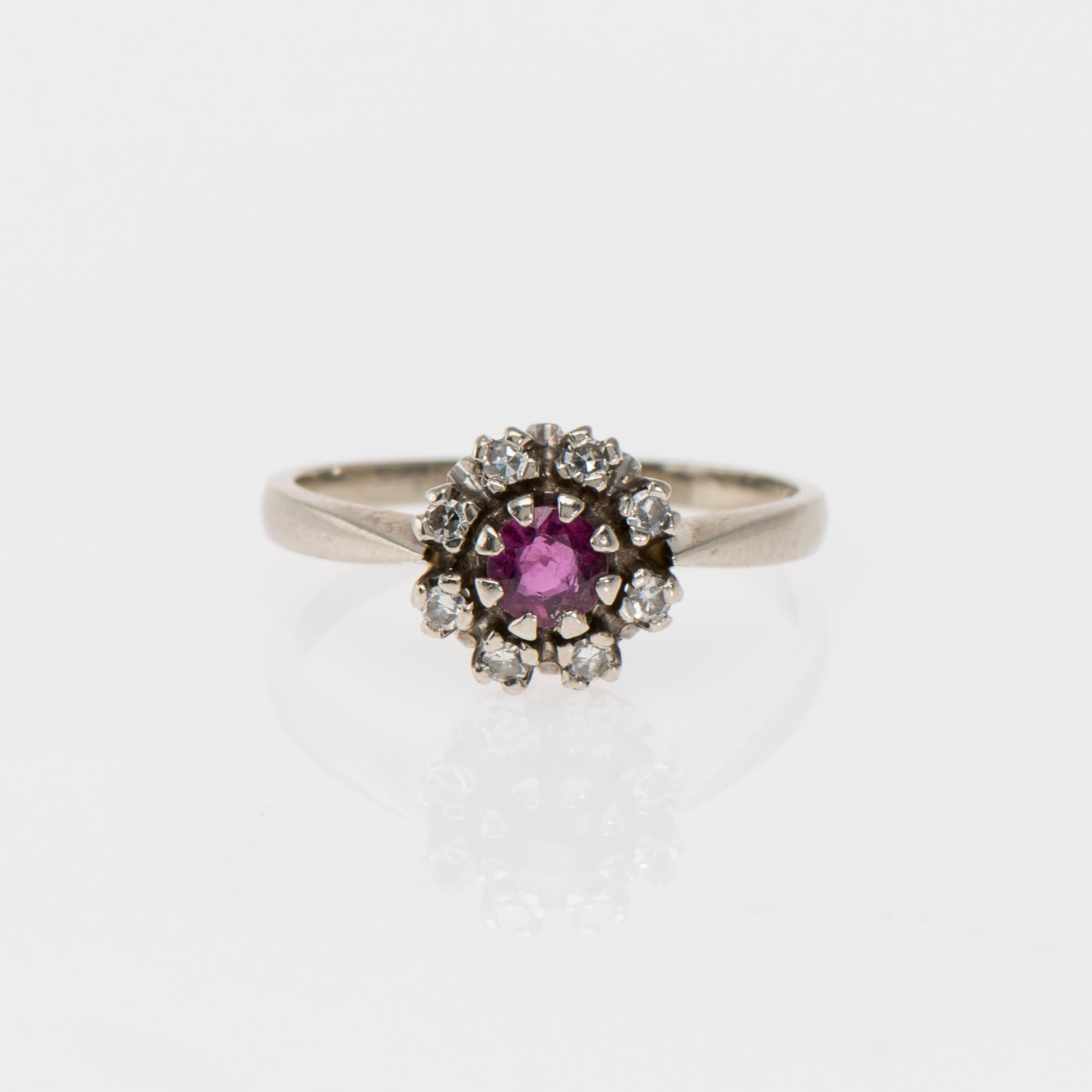 RING, 14K vitguld, rubin, 8/8-slipade diamanter. Vikt ca 2,8 g.