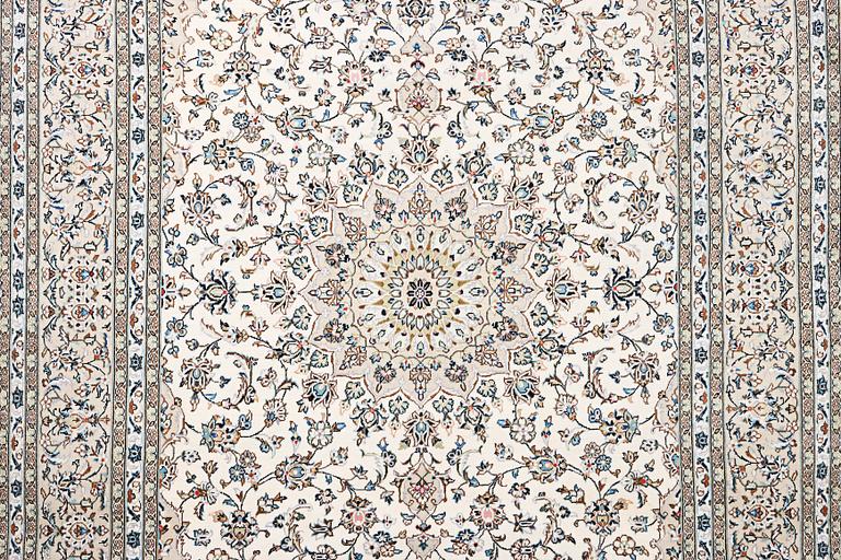 A Kashan carpet, c. 345 x 240 cm.