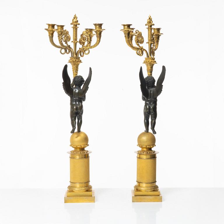Kandelabrar, ett par, för fyra ljus, Frankrike, 1800-talets början, Empire.
