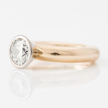 Ring, Mikael Persson Carling, 18K guld med briljantslipad diamant, ca 2,50 ct.