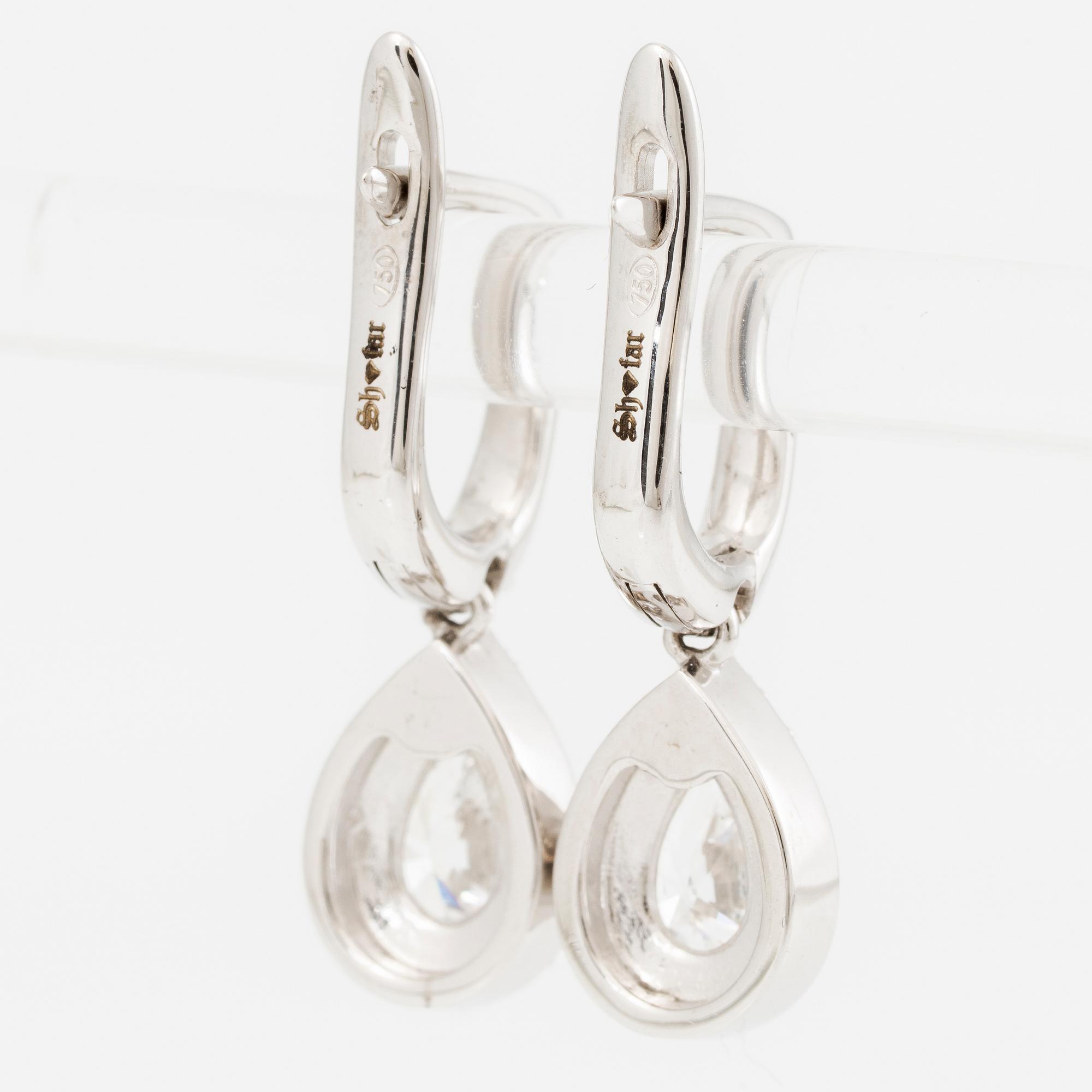 Earrings, a pair, 18K white gold set with pear-shaped and brilliant-cut diamonds.