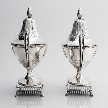 Gustaf Henrik Sidwall, sockerskålar med lock, ett par, silver, Norrköping 1793. Gustavianska.