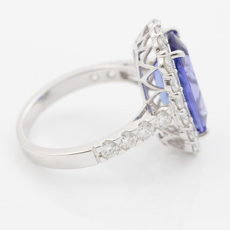 Ring, cocktailring, 18K vitguld med cushionslipad tanzanit och briljantslipade diamanter.