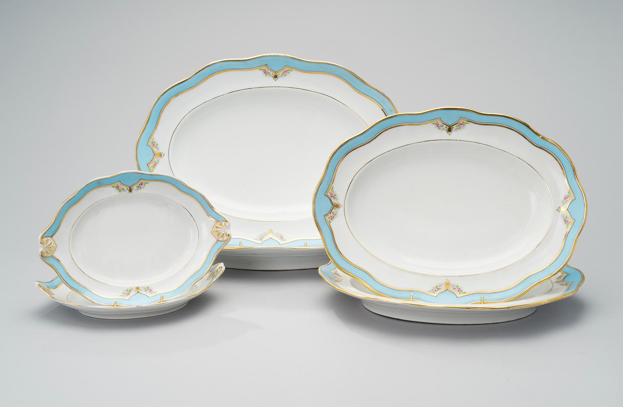 A 19th CENTURY PORCELAIN DINNER SERVICE, 53 pcs, Central Europe.