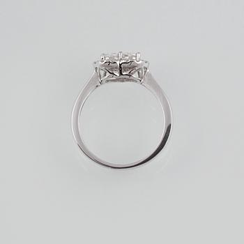 RING, 18K vitguld med briljant-, dropp- samt prinsesslipade diamanter 0.75 ct. Vikt 2,5 gram.