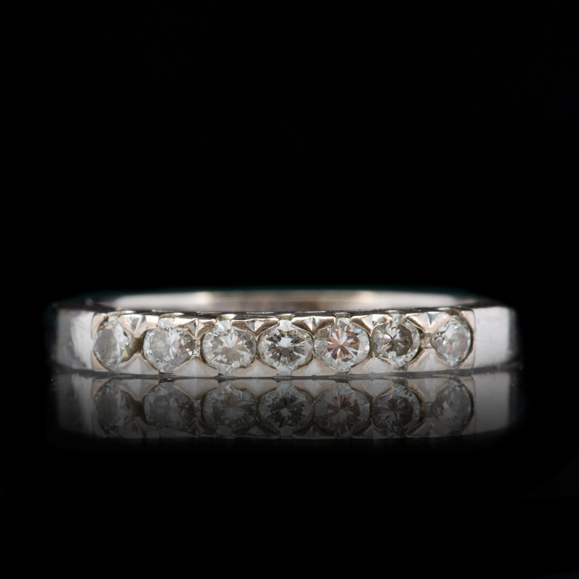 RING, 18 k vitguld med briljantslipade diamanter totalt ca 0,21 ct. Vikt ca 2,5 g.