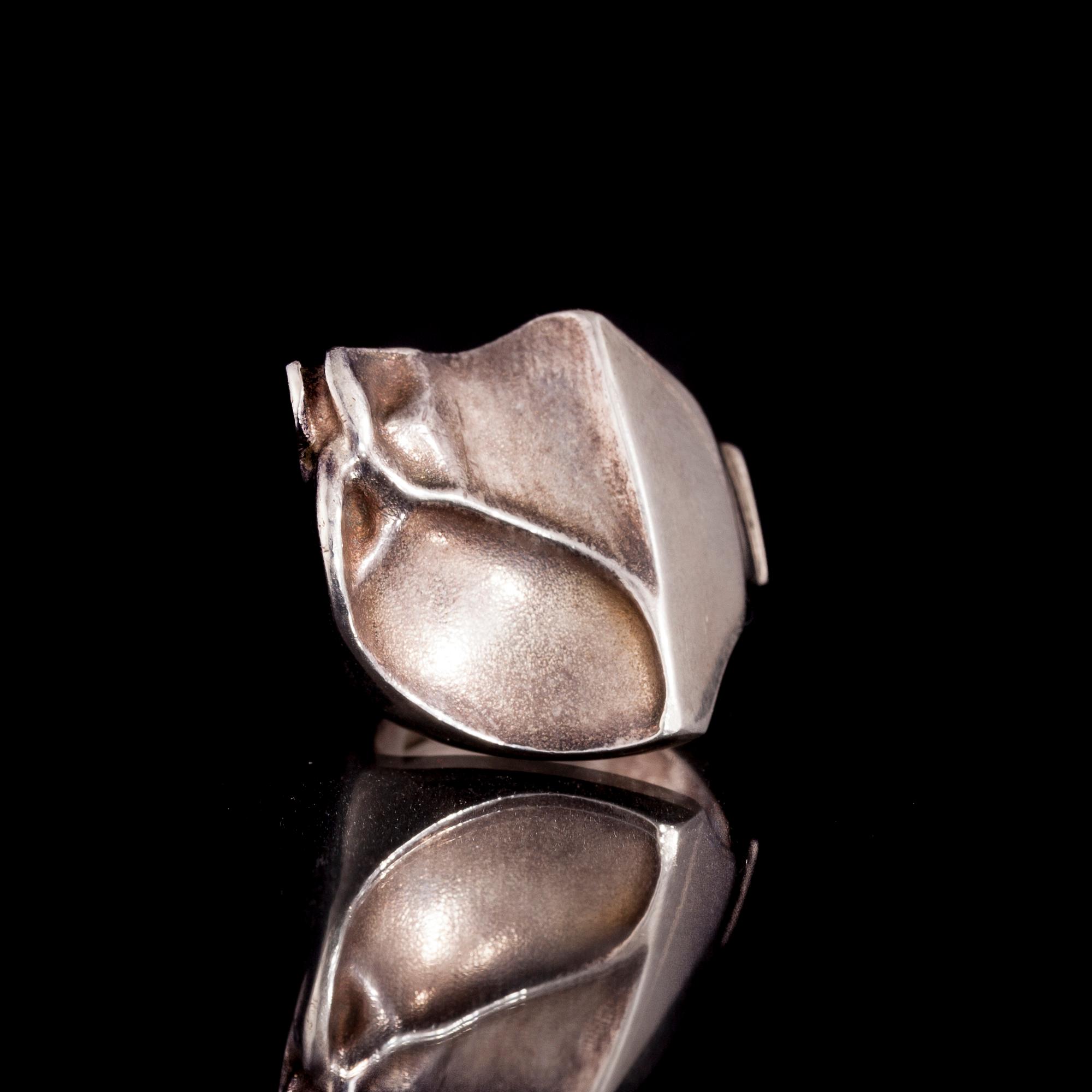 SORMUS, sterlinghopeaa, "Sagitta", Björn Weckström, Lapponia, 1993. Paino 14,9 g.