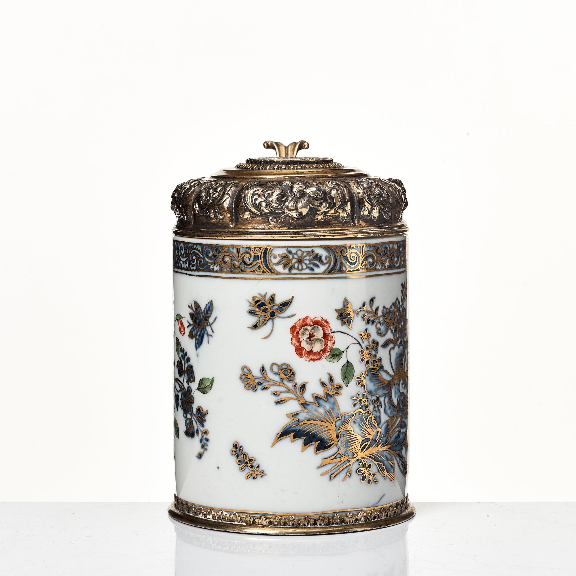 Dryckeskanna, porslin. Meissen, 1740-tal. Silvermontering, Nürnberg, Joh. Nic. Wollenberg (1759-1789).