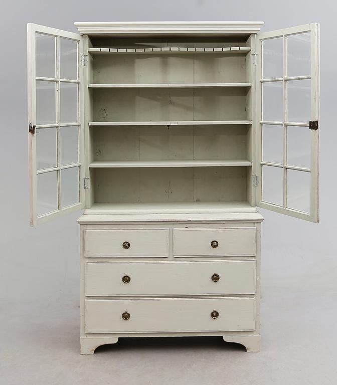 VITRINSKÅP, 1800-talets första hälft, senare montering.