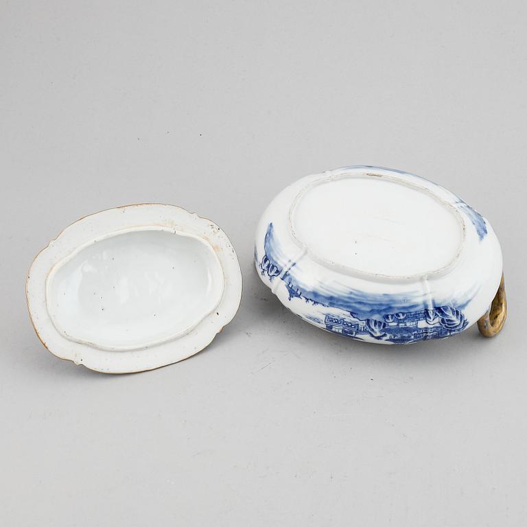 A blue and white tureen with cover, Qing dynasty, Qianlong (1736-95).