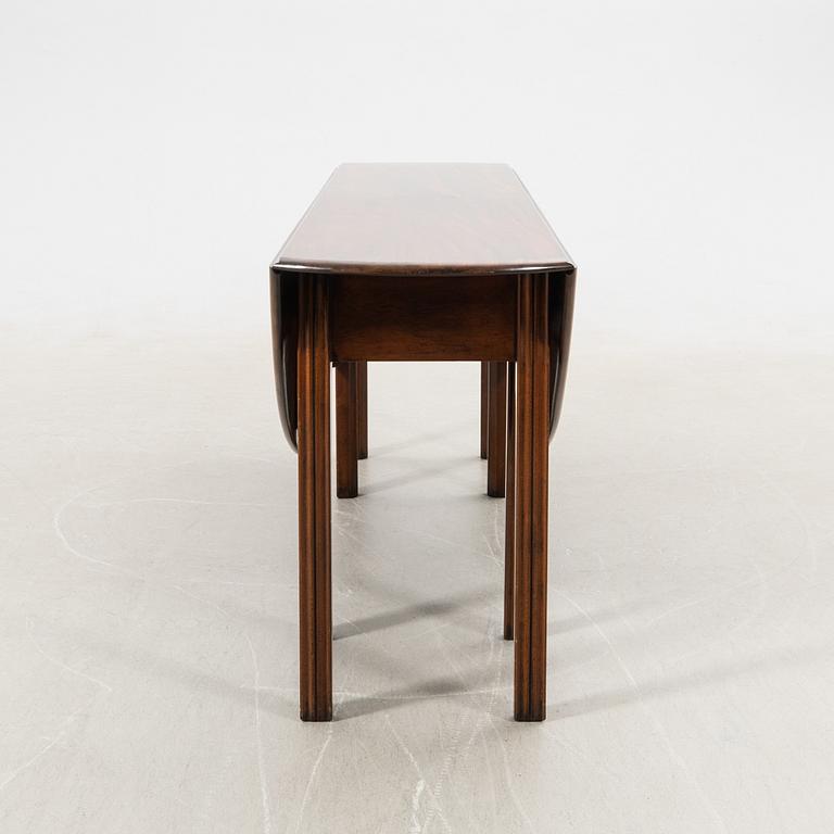 Dining group 11 dlrs England mid-20th century.