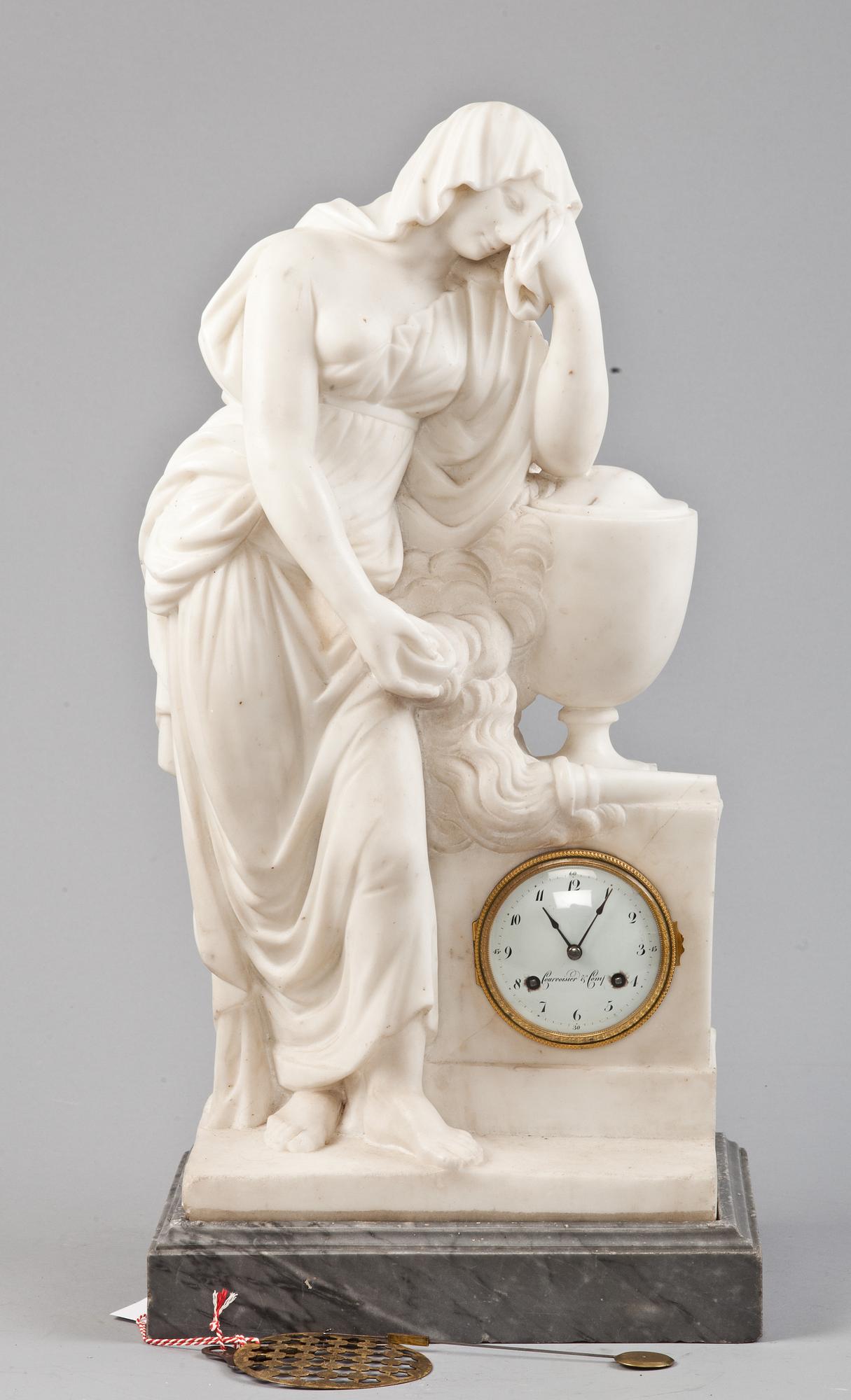 BORDSPENDYL, 1800-tal. Märkt Courvoisier Comp.
