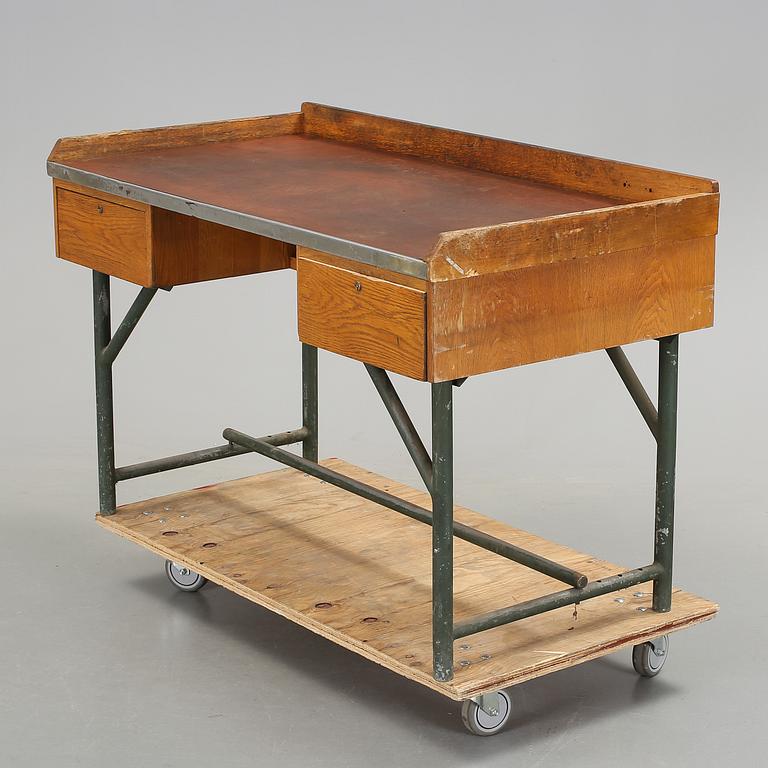 SKRIVBORD, industri, kring 1900-talets mitt.