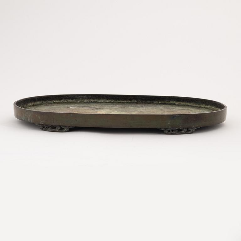 A Japanese bronze tray, Meiji period (1868-1912).