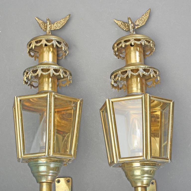 VAGNSLYKTOR/VÄGGLAMPOR, 2 st, mässing, empirstil, 1900-talets första hälft.