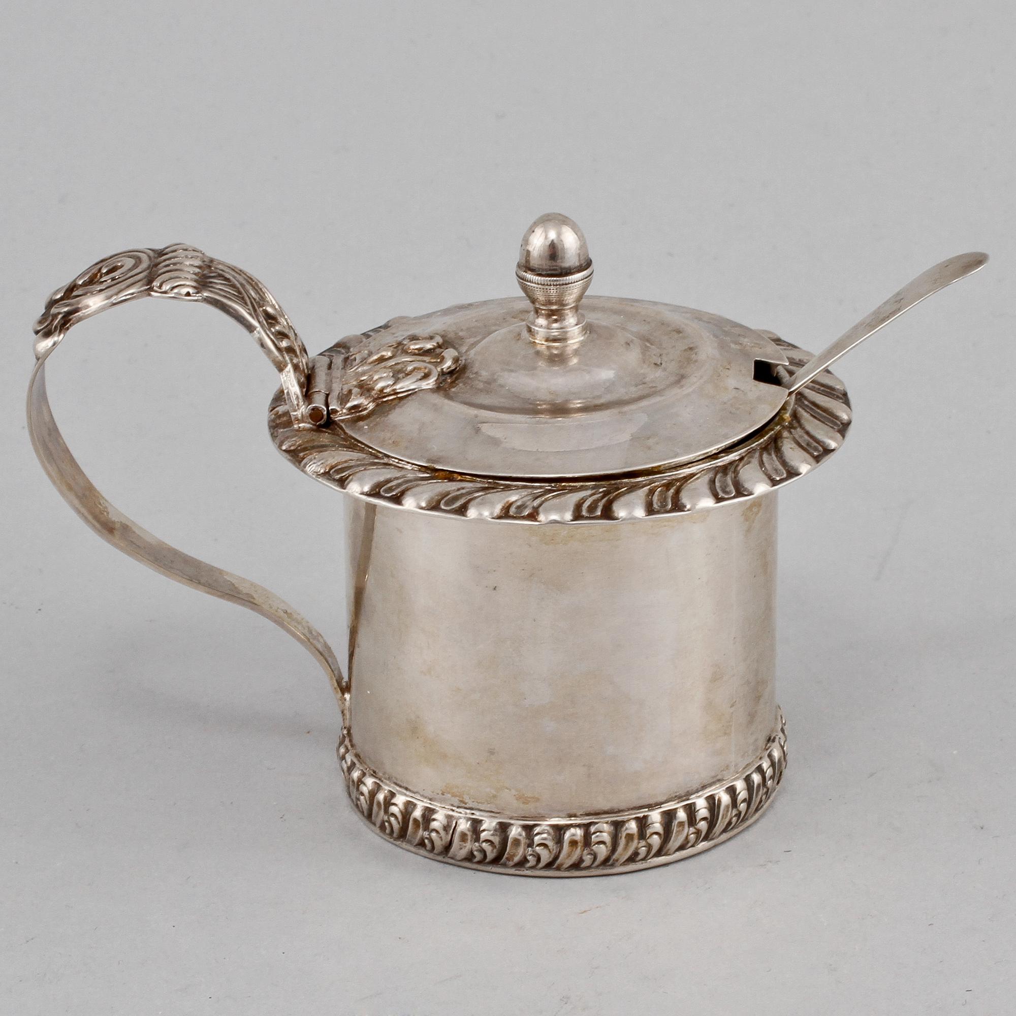 SENAPSKANNA, silver med glasinsats, Adolf Zethelius, Stockholm, 1836. Silvervikt 125 g.