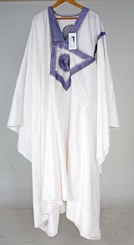 MANSDRÄKT, Västafrika, och HUVUDBONADER, 3 st, 1900-talets slut.