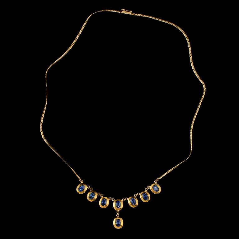 COLLIER, 18k guld med 8 fasettslipade blå safirer, 1900-talets slut. Vikt 14 g.
