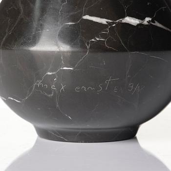 Max Ernst, "Petite torture sur socle rond".