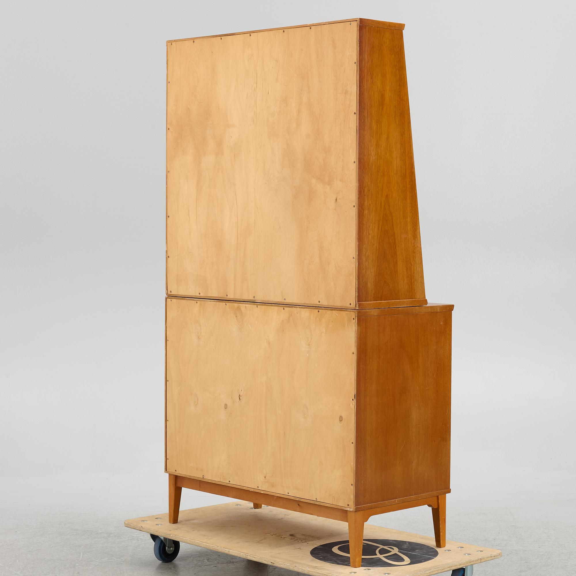 Bokhylla med underskåp, 1960-tal.