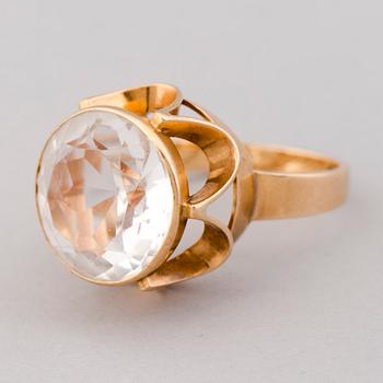 AN EERO RISLAKKI RING, quartz, 14K gold. Westerback, Helsinki 1966.