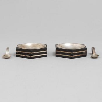 GULDSMEDSAKTIEBOLAGET, saltkar, ett par med saltskedar, Stockholm 1930-46, silver och ebenholts.