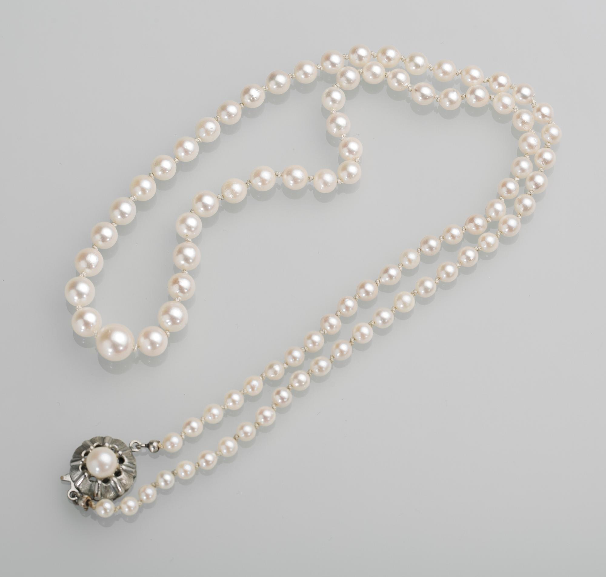 PÄRLCOLLIER, odlade pärlor med silverlås.