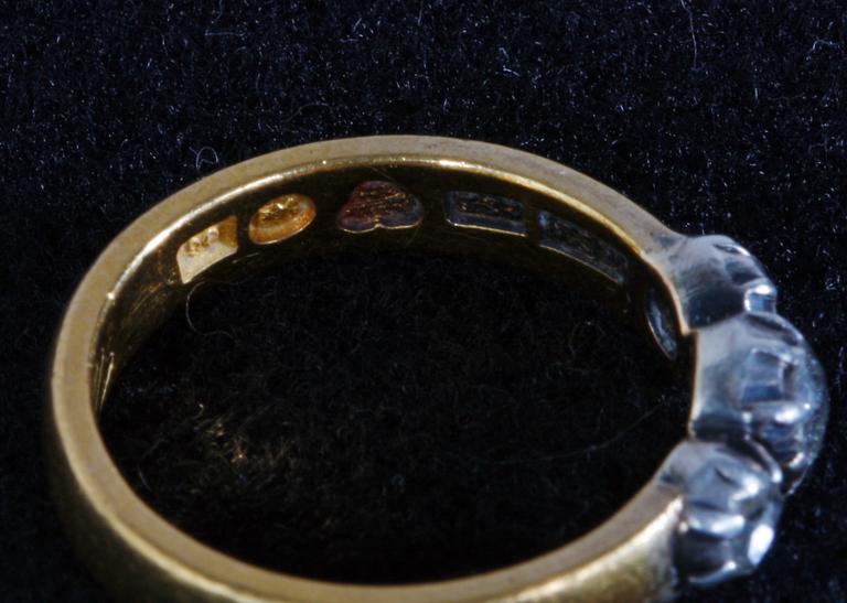 RING, guld, 23k, med tre silverinfattade rosenstenar.