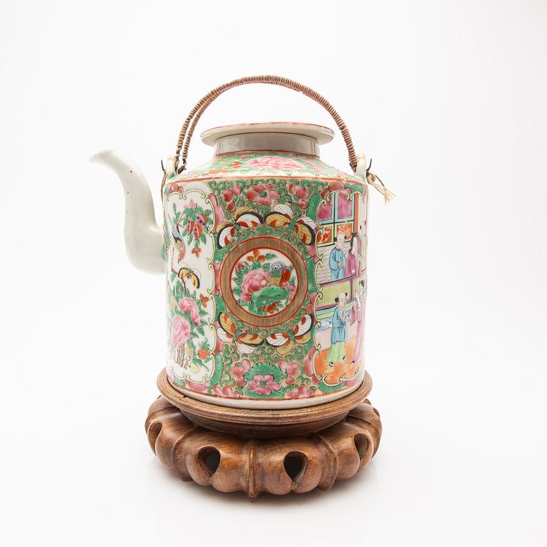 A porcelain set, 8 pieces, Canton, 19th century, China.
