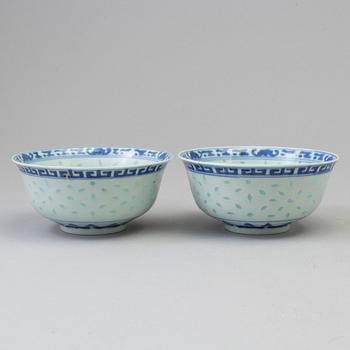 A pair of Chinese blue and white porcelain bowls, early 20th century.