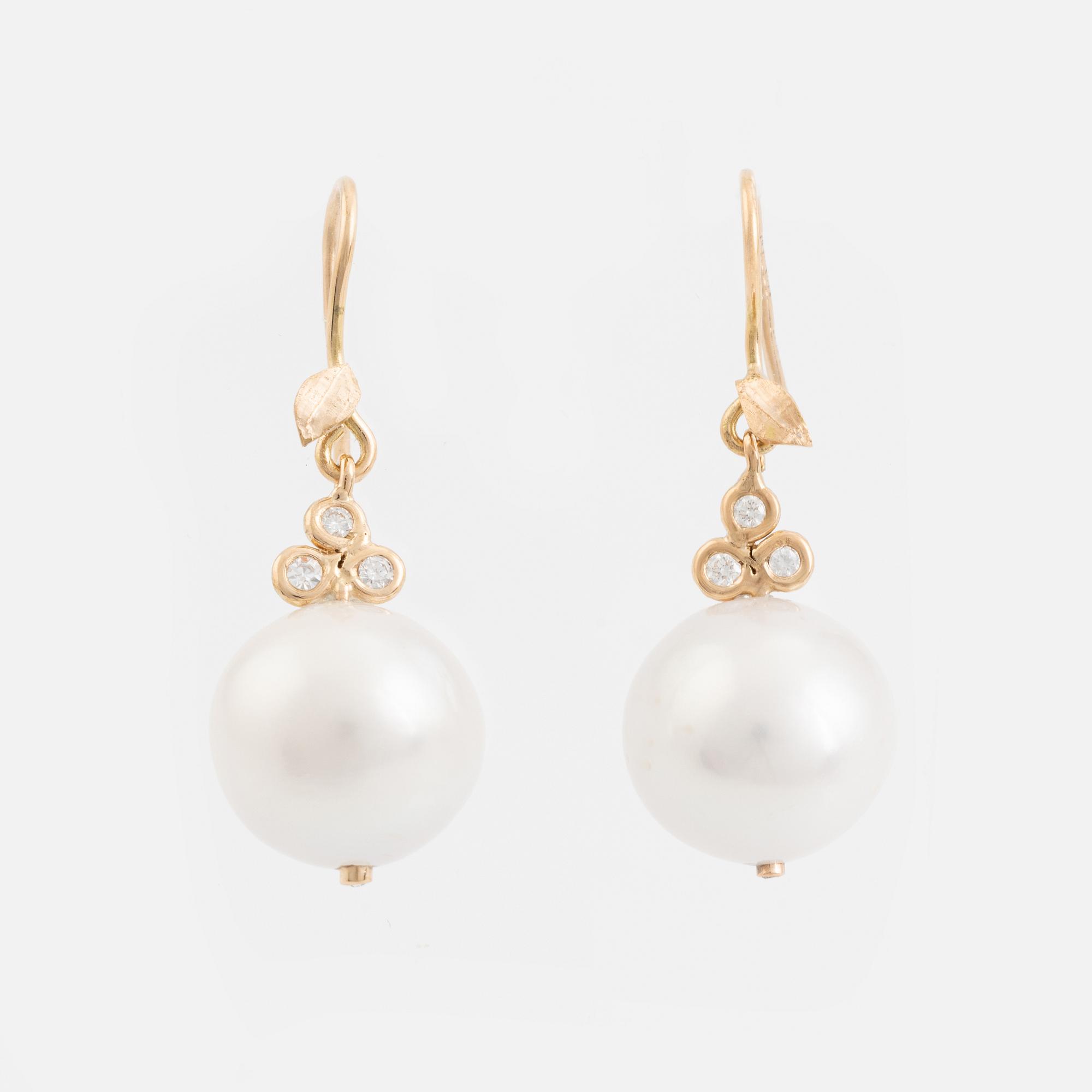 Earrings with cultured freshwater pearls and brilliant-cut diamonds.