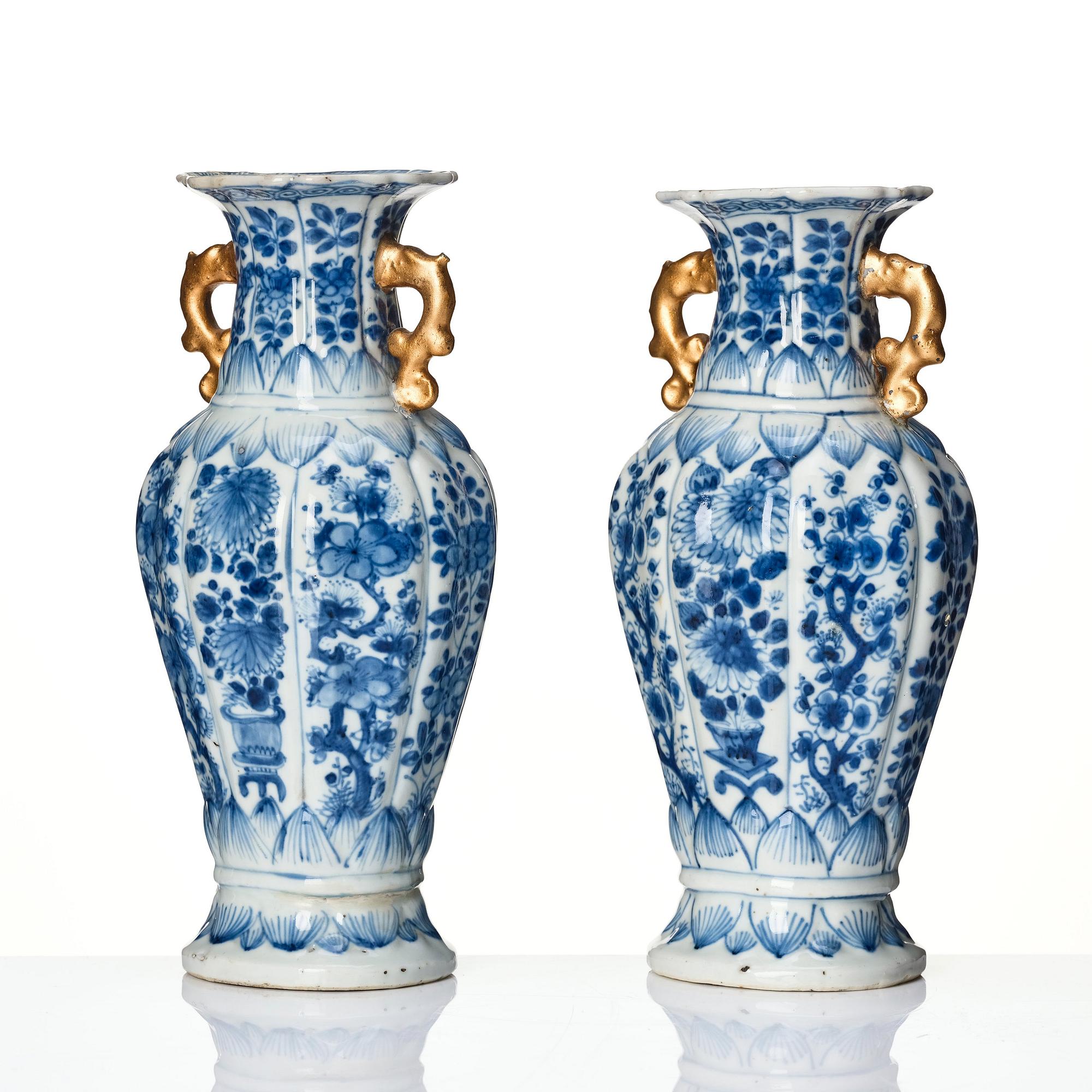 A pair of blue and white vases, Qing dynasty, Kangxi (1662-1722).