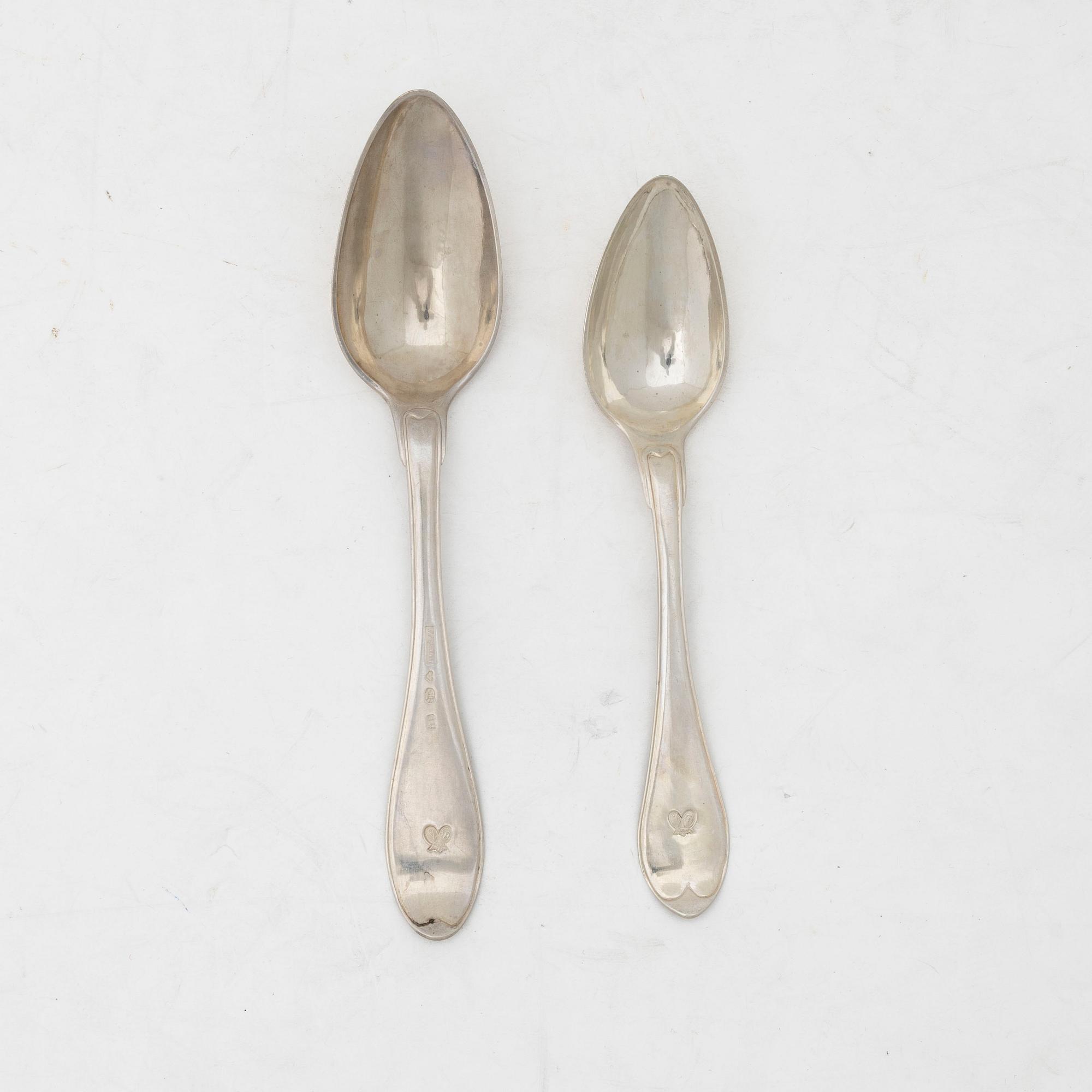 Skedar, 18 st, silver, gammalsvensk modell, 1800-talets första hälft.