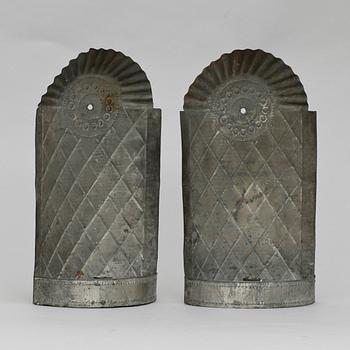 VÄGGPLÅTAR/VÄGGLAMPETTER, ett par, förtennad plåt, 1800-tal.