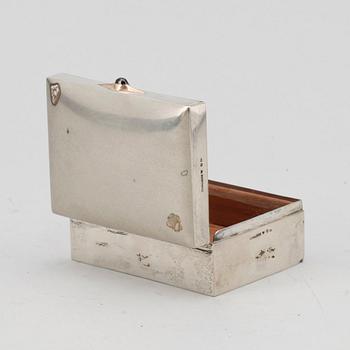 CIGARETTSKRIN, silver. C.G Hallberg, Stockholm, 1904. Totalvikt ca 505 gram.