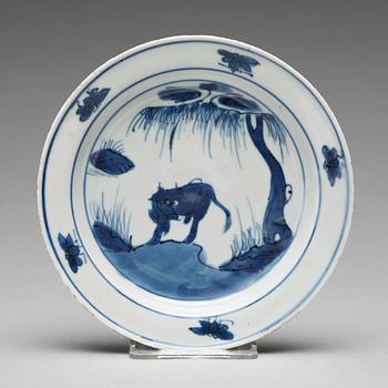 903. A blue and white dish, Tianqi/Chongzhen, 17th Century.