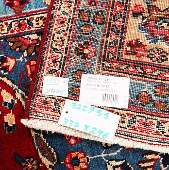 A Kashan carpet, a. 337 x 246 cm.