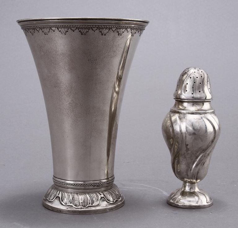 BÄGARE samt SOCKERRUSKA, silver, 1898 respektive importstämpel. Vikt ca 477 gr.